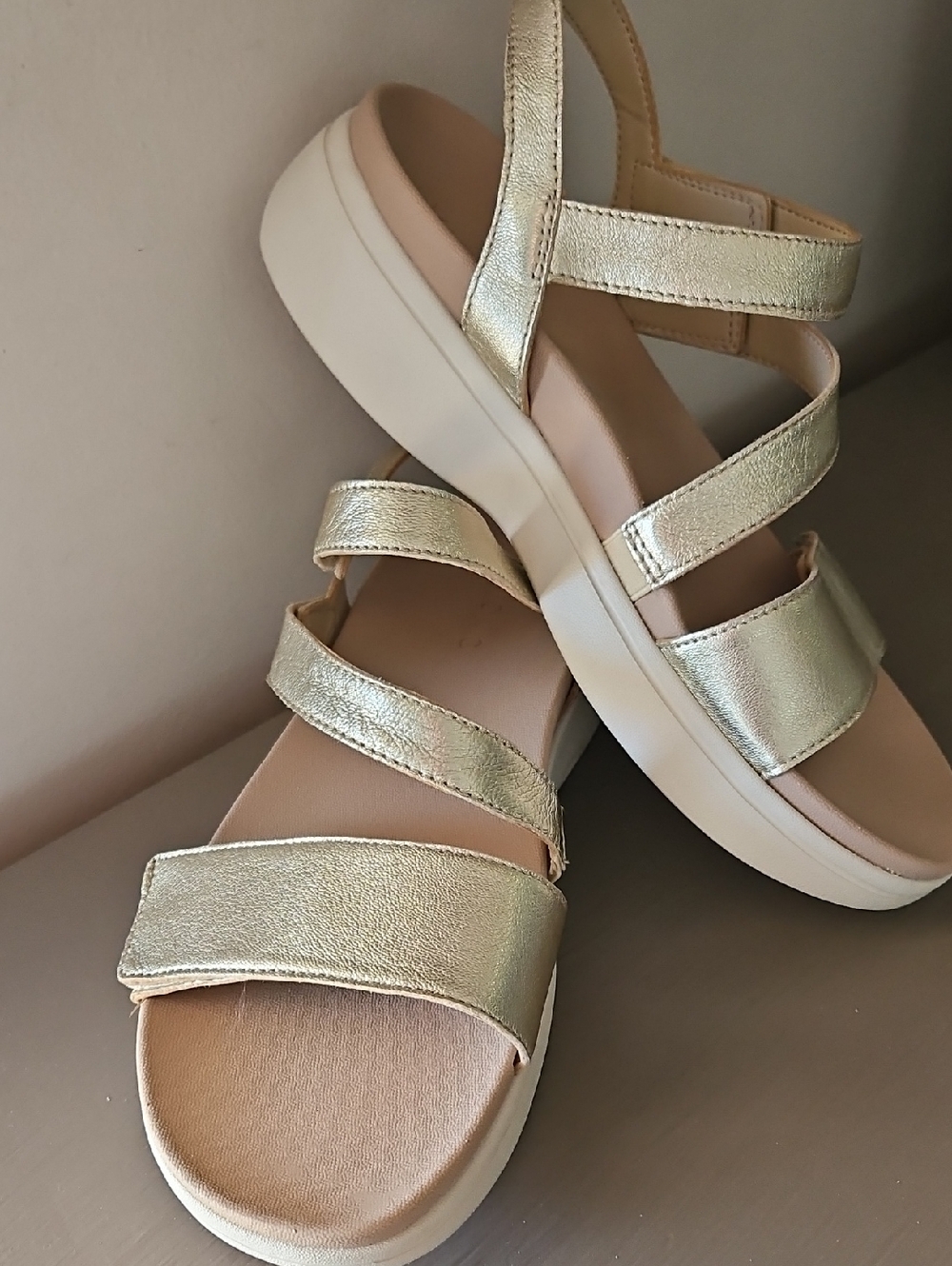 NWOT VIONIC SOPHIA GOLD STRAP SANDALS (NEW $120) Sz 7 Wide